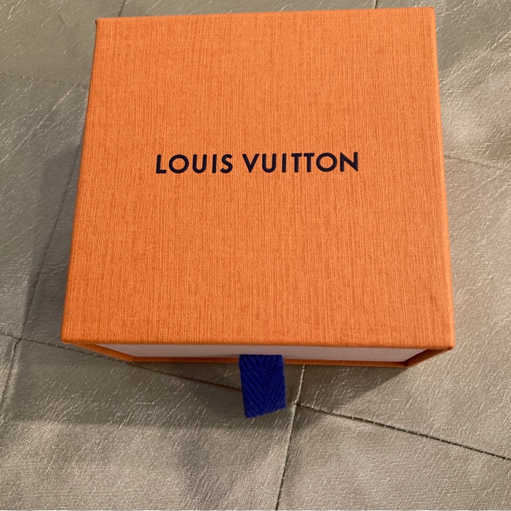 🎁 Authentic LOUIS VUITTON empty, small gift box.